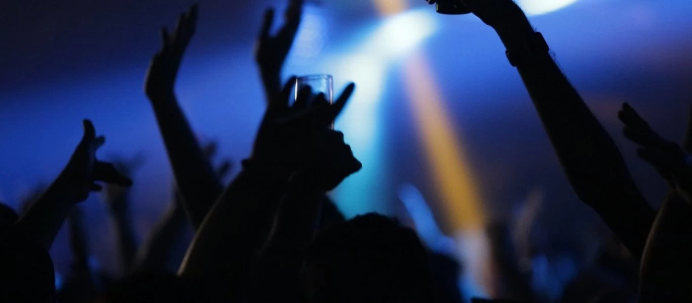 Που φτάσαμε: 26χρονος στη προσπάθεια του να γλιτώσει πρόστιμο της ΕΛ.ΑΣ πήδηξε από τα κάγκελα και τραυματίστηκε